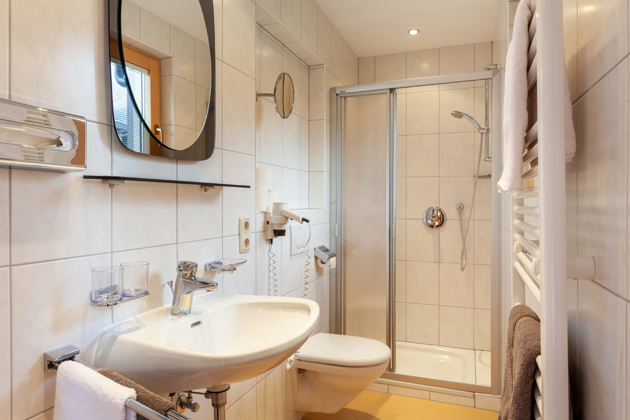 03 Hotel Alpinsonnenresidenz Fiss Doppelzimmer Nr 10 Und 12 Moving Pictures