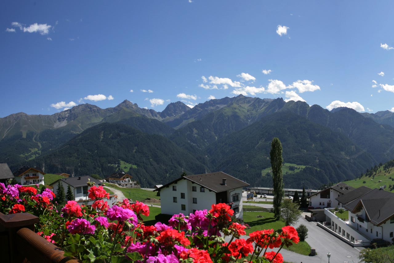 10 Hotel Alpinsonnenresidenz Fiss Appartement 66 Aussicht Sommer Judith Kathrein